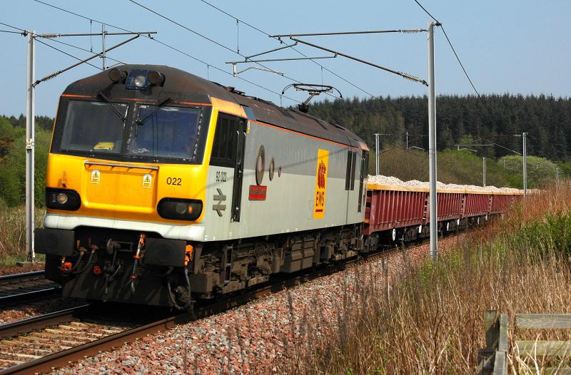 Photo of 92022 'Charles Dickens' takes a heavy ballast working north at Cartland on Good Friday 2011