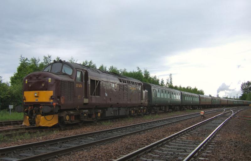 Photo of 37676 Sitting in Stirling Sidings with 5Z62