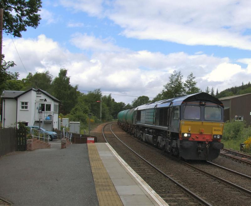 Photo of 66424 and 6D50 Inverness - Mossend tanks pass Pitlochry.