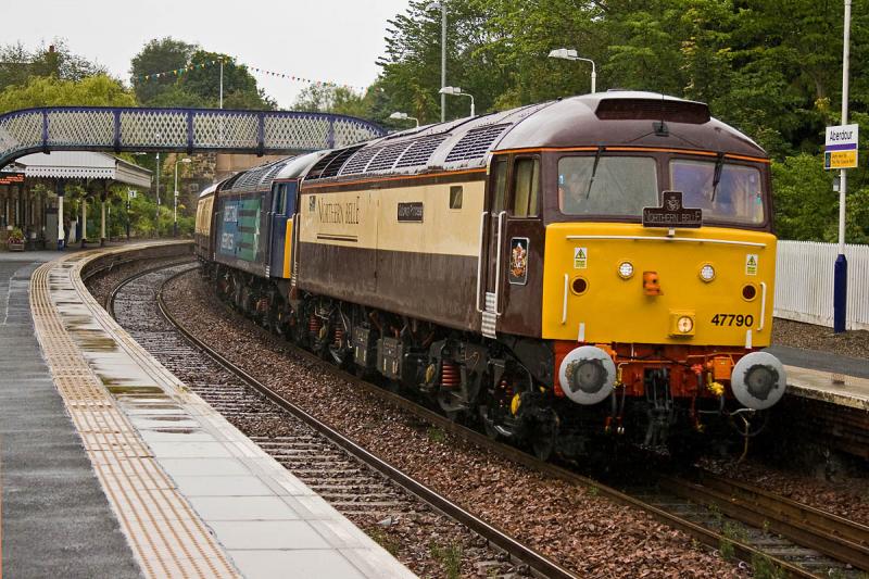 Photo of 47790 + 47818 pass through Aberdour