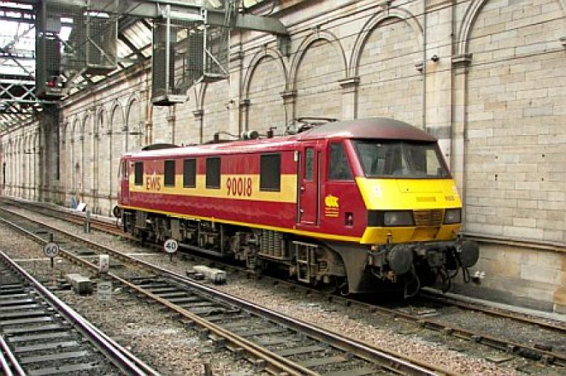 Photo of 90018 @ Edinburgh Waverley 23 July 2007